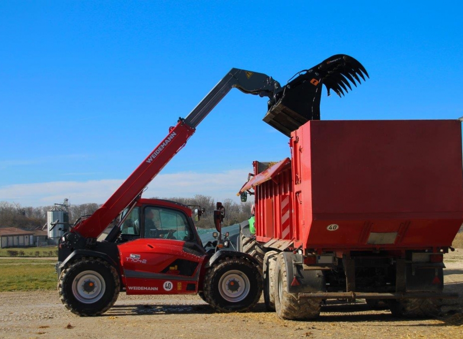 Powergrab L+ Weidemann T7042 Germany Cow Stable 2023 37 Photoshopped