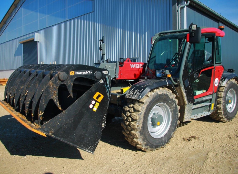 Powergrab L+ Weidemann T7042 Germany Cow Stable 2023 44 Photoshopped