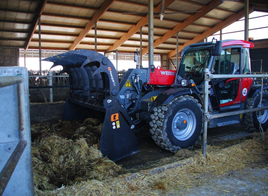 Powergrab L+ Weidemann T7042 Germany Cow Stable 2023 30 Photoshopped